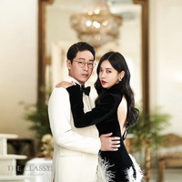 Dalam foto ini, Kim So Yeon mengenakan gaun mewah berwarna hitam koleksi Bridal Kong. Uhm Ki Joon pun terlihat gagah dalam balutan setelan jas berwarna broken white, lengkap dengan vest dari NICHE FOR GROOM. Foto: dok. Instagram studiowonkyu
