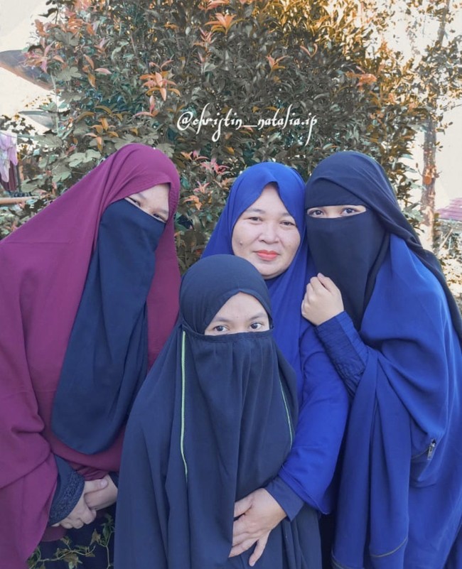 Cristin mengaku sejak usianya masih enam bulan, kedua orangtuanya sudah berpisah. Mereka pun kemudian mempunyai keluarga masing-masing. Ayahnya yang sudah menikah lagi hidup bersama keluarga barunya di Timika, Papua. Foto: Dok. Instagram @christin_natalia.ip.