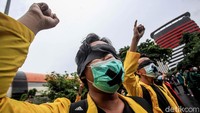 Sejumlah mahasiswa yang tergabung dalam Aliansi Badan Eksekutif Mahasiswa (BEM) Seluruh Indonesia (SI) menggelar aksi di Jl Kuningan Persada, tidak jauh dari Gedung KPK, Jakarta, Rabu (16/6/2021).  