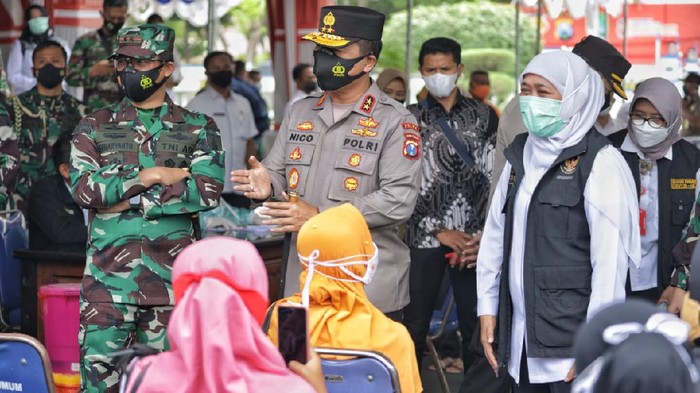 Forkopimda Jatim berkunjung ke Sampang, Madura. Kunjungan ini untuk memantau dan memastikan vaksinasi COVID-19 massal di Sampang berjalan dengan baik.