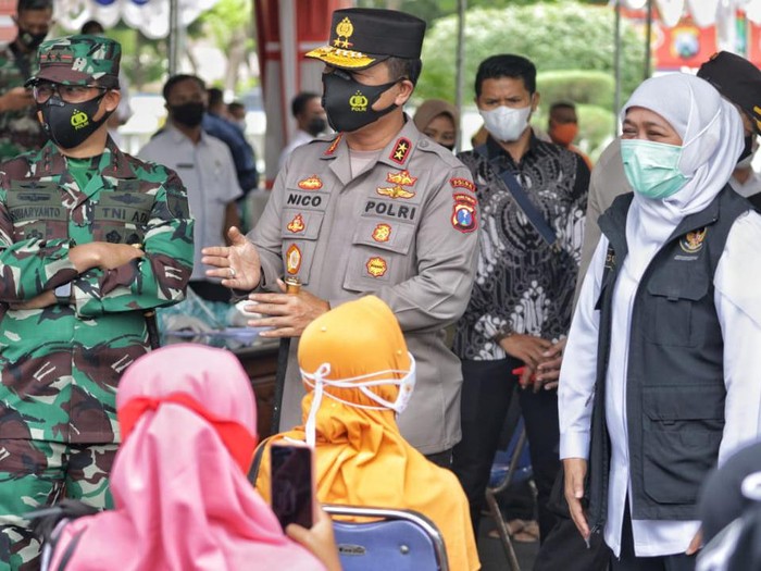 Forkopimda Jatim berkunjung ke Sampang, Madura. Kunjungan ini untuk memantau dan memastikan vaksinasi COVID-19 massal di Sampang berjalan dengan baik.
