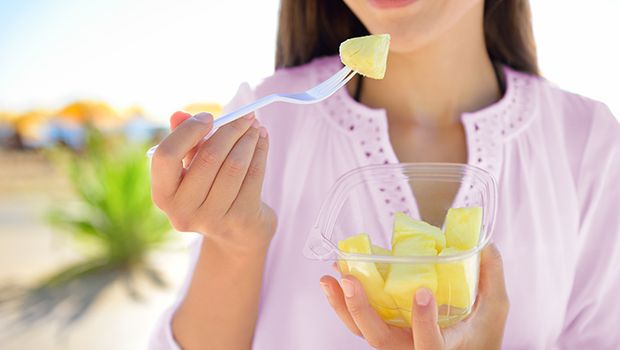 Hamil Tua, Wanita Ini Malah Pamer Hobi Makan Buah Nanas
