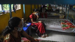 Sebuah sekolah di pinggiran Mumbai diubah menjadi rumah sakit bagi pasien COVID-19. Hal ini sebagai buntut dari kasus COVID-19 di India yang masih tinggi.