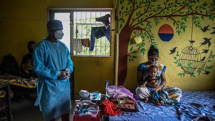 MUMBAI, INDIA - JUNE 15: A patient, who has contracted the coronavirus, rests on a bed in a classroom at a school which has been converted into a Covid-19 care facility on June 15, 2021 in in Usgaon Village on the outskirts of Mumbai, India. India's prolonged and devastating wave of Covid-19 infections gripped cities and overwhelmed urban health resources, reaching deep into rural India as well. Numbers have fallen significantly from their peak in May and reported deaths have dropped to below 3,000 per day as signs of stabilization emerge. The Modi government - under fire for allowing mass political and religious gatherings before the second wave - committed in early June to procuring more vaccines and speeding up their rollout. (Photo by Fariha Farooqui/Getty Images)