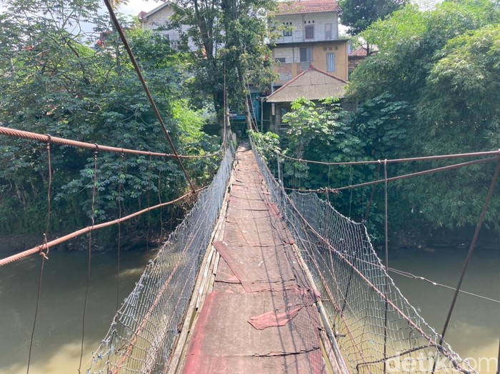 Jembatan gantung bak film Indiana Jones di Srengseng Sawah Jaksel-Depok, 16 Juni 2021. (Annisa Rizky Fadhila/detikcom)