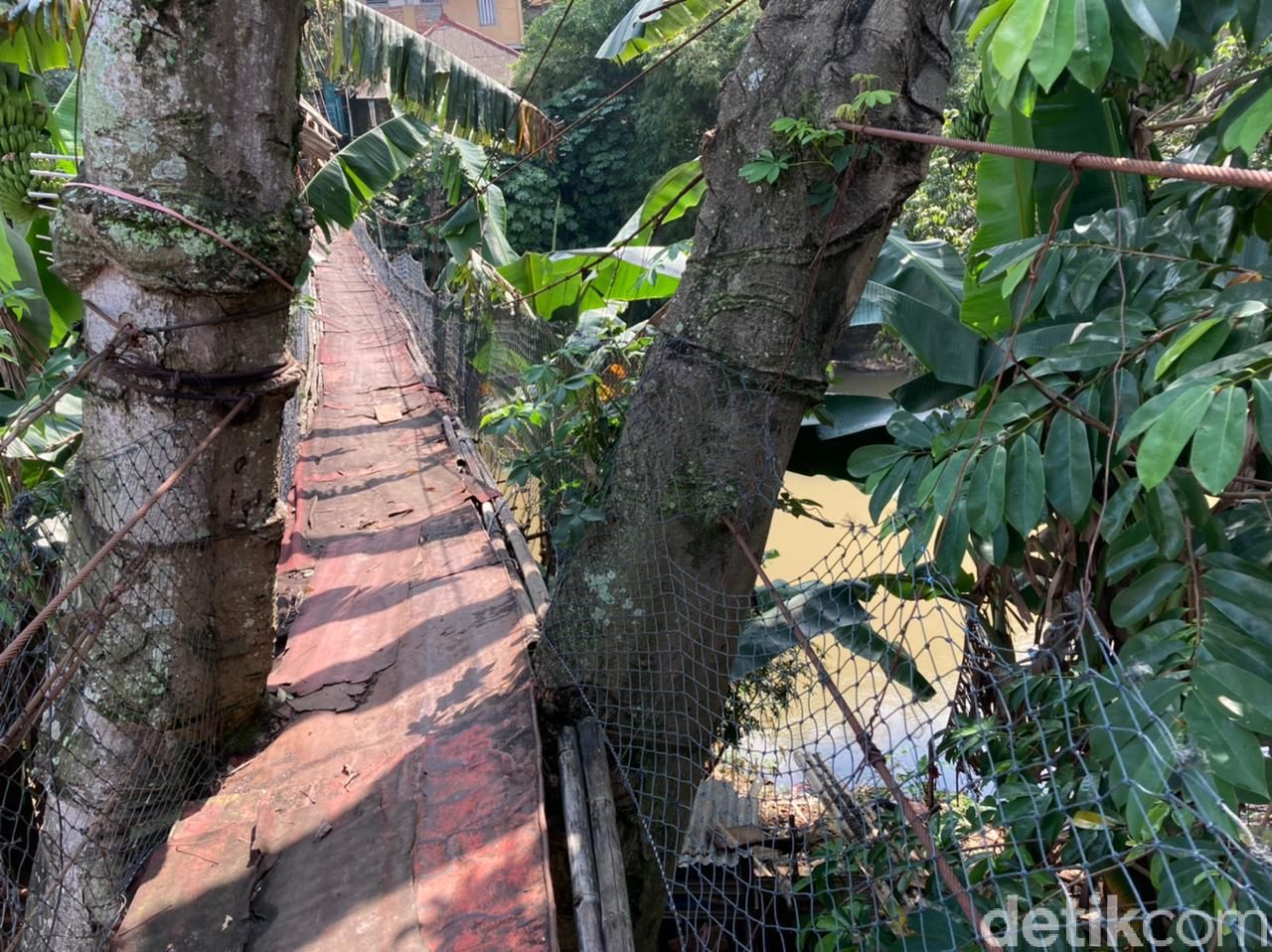 Jembatan gantung bak film 'Indiana Jones' di Srengseng Sawah Jaksel-Depok, 16 Juni 2021. (Annisa Rizky Fadhila/detikcom)