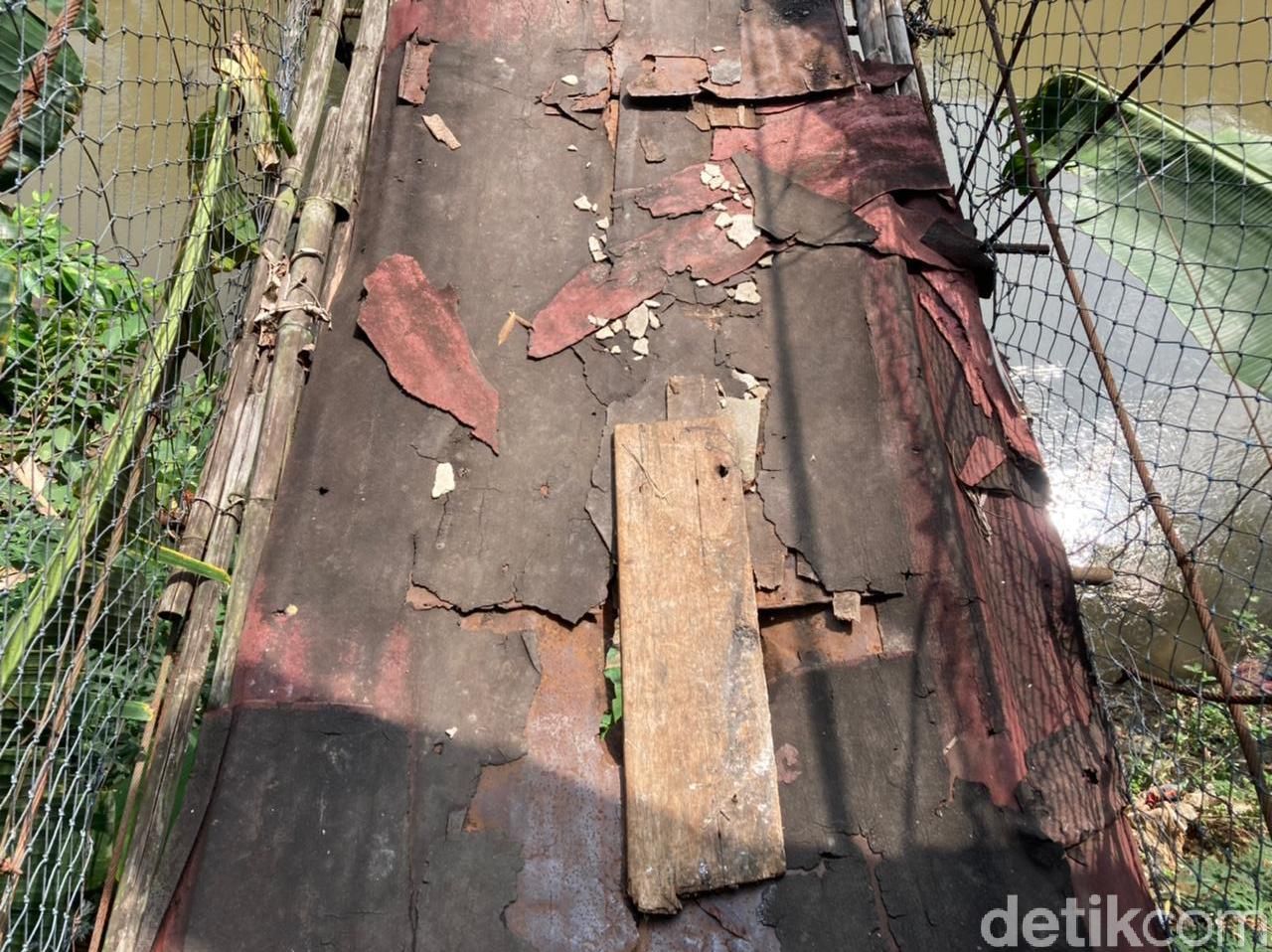 Jembatan gantung bak film 'Indiana Jones' di Srengseng Sawah Jaksel-Depok, 16 Juni 2021. (Annisa Rizky Fadhila/detikcom)