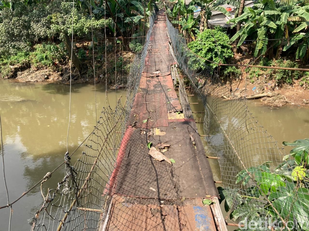 Jembatan gantung bak film 'Indiana Jones' di Srengseng Sawah Jaksel-Depok, 16 Juni 2021. (Annisa Rizky Fadhila/detikcom)