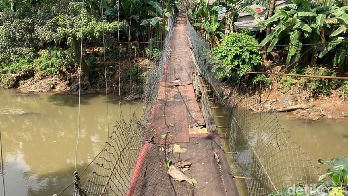 Jembatan gantung bak film Indiana Jones di Srengseng Sawah Jaksel-Depok, 16 Juni 2021. (Annisa Rizky Fadhila/detikcom)