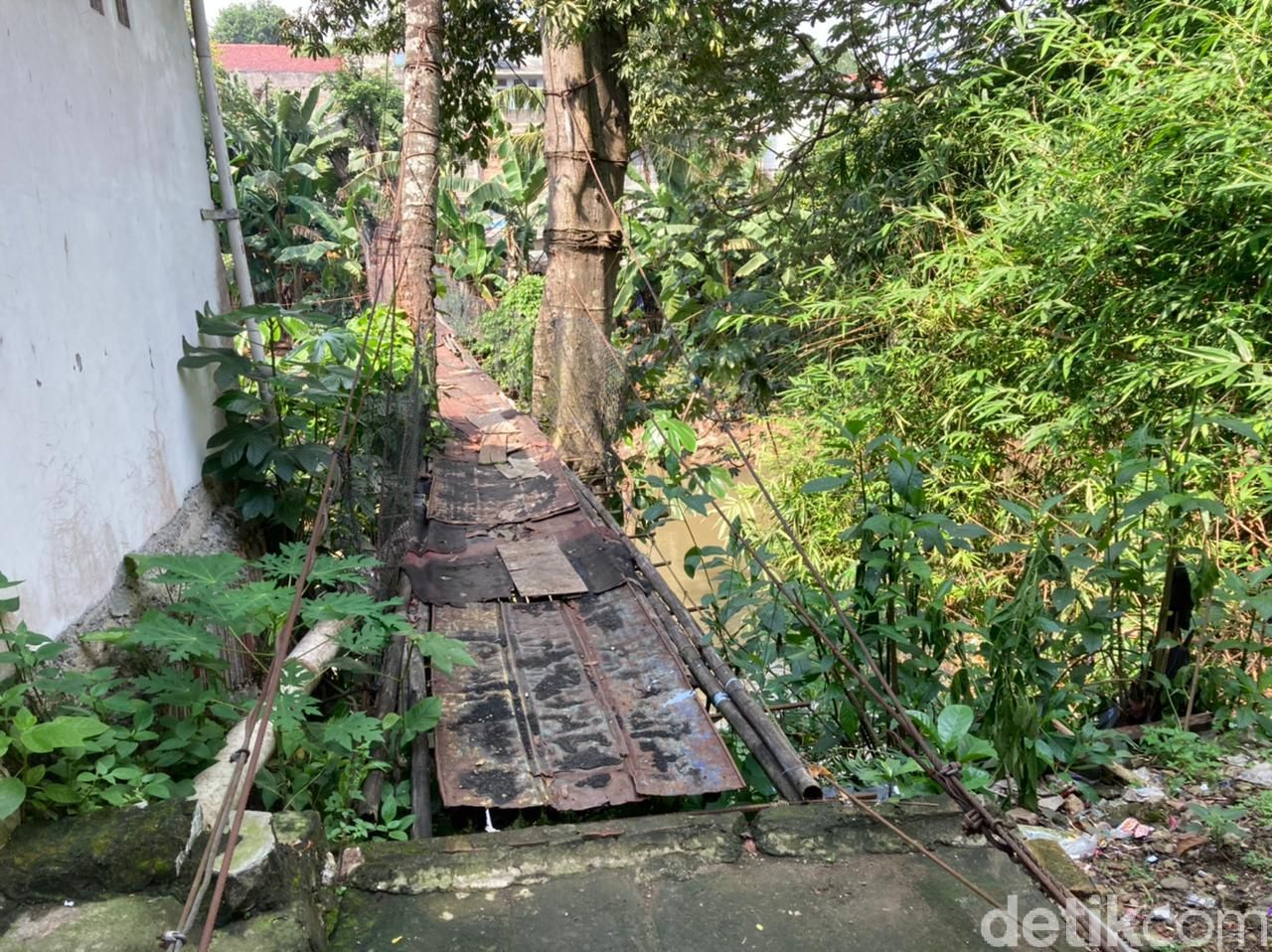 Jembatan gantung bak film 'Indiana Jones' di Srengseng Sawah Jaksel-Depok, 16 Juni 2021. (Annisa Rizky Fadhila/detikcom)