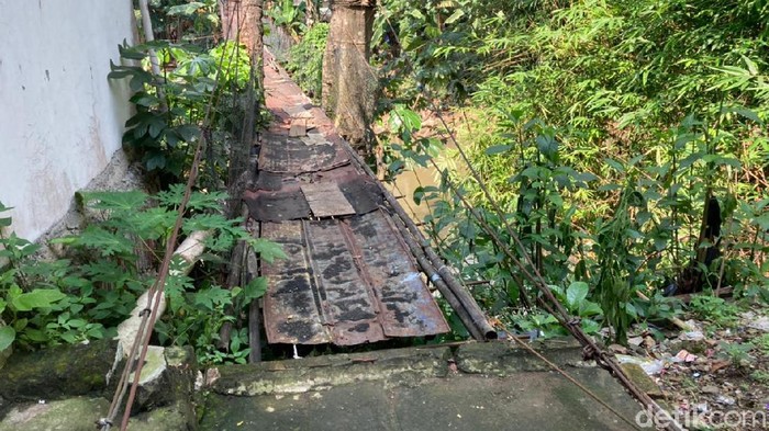 Jembatan gantung bak film Indiana Jones di Srengseng Sawah Jaksel-Depok, 16 Juni 2021. (Annisa Rizky Fadhila/detikcom)