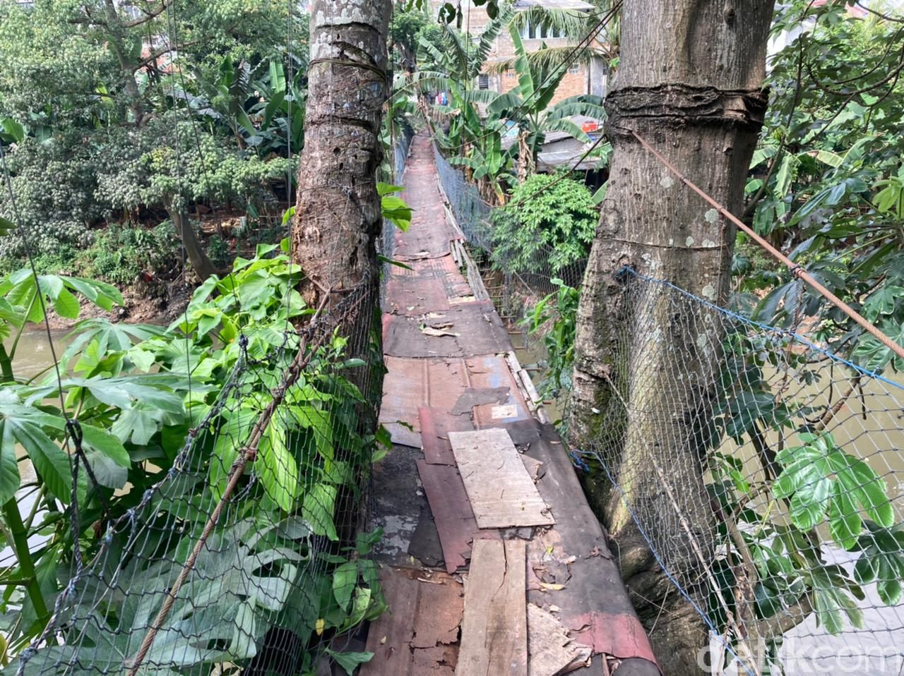 Jembatan gantung bak film 'Indiana Jones' di Srengseng Sawah Jaksel-Depok, 16 Juni 2021. (Annisa Rizky Fadhila/detikcom)