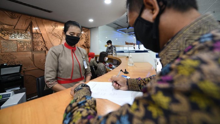 Jutaan Debitur Sudah Menikmati Subsidi Bunga dari PEN Teller melayani nasabah untuk bertransaksi di Kantor PT Bank Tabungan Negara (Persero) Tbk (BTN) Cabang Harmoni, Jakarta, Rabu (16/6/2021). Bank BTN berfokus bagaimana penyaluran dana PEN dapat mendorong industri pembangunan perumahan dapat terus bergerak dalam rangka mendongkrak ekonomi nasional dan masyarakat tetap dapat memiliki rumah di masa pandemi COVID-19. Dana PEN yang ditempatkan di Bank BTN salah satunya telah disalurkan dalam bentuk subsidi bunga KPR dan UMKM dengan jumlah kurang lebih mencapai 1,15 juta debitur dengan nilai sekitar Rp2,49 triliun.