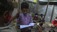 Pembatasan COVID-19 memaksa fasilitas umum untuk tutup termasuk sekolah.  