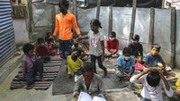 Anak-anak ini mengikuti kelas yang digelar para relawan untuk membantu belajar online.  