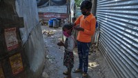 Dengan menerapkan protokol kesehatan, anak-anak ini tampak antusias belajar bersama.  