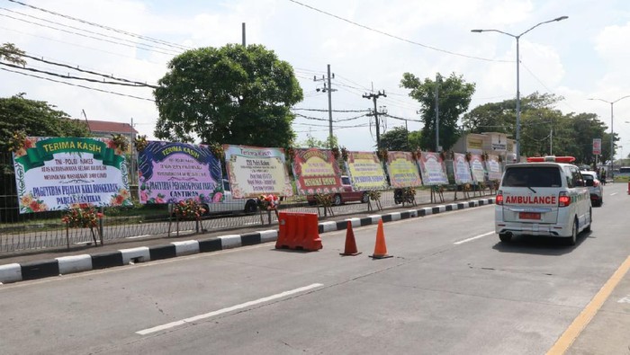 Karangan Bunga Dukungan Petugas Gabungan Tangani COVID-19 Bangkalan Hiasi Jembatan Suramadu