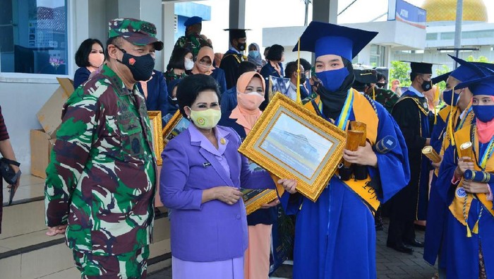 Ketua Umum Yayasan Ardhya Garini Nanny Hadi Tjahjanto (dua dari kiri) berfoto bersama salah satu alumnus usai acara wisuda siswa SMA Pradita Dirgantara (dok Dispenau)