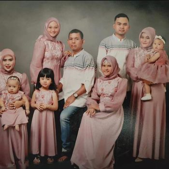 Kisah menantu viral membelikan mobil dan rumah untuk mertua.