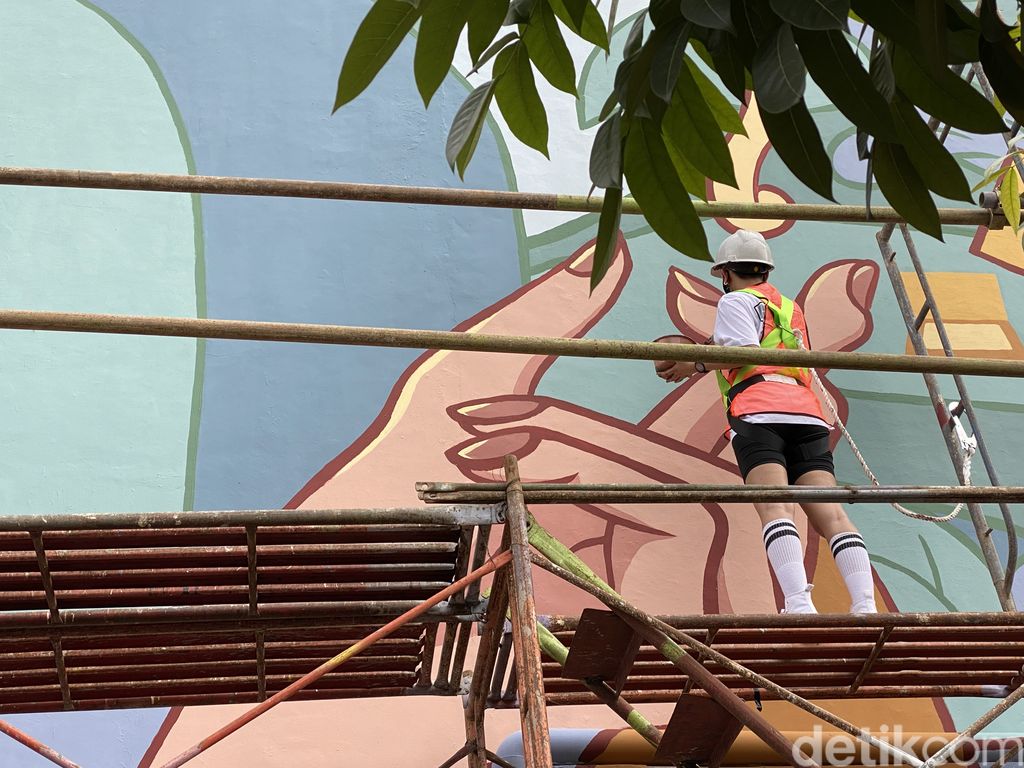 Converse gandeng Shane Tiara, Cut Lakeisha Salsabila Pradhanitya, dan Vita K. Suradji untuk membuat mural bertema keseteraan gender.