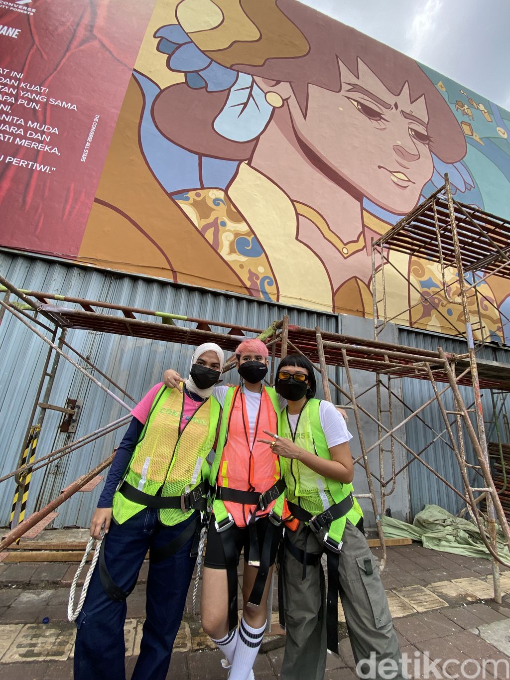 Converse gandeng Shane Tiara, Cut Lakeisha Salsabila Pradhanitya, dan Vita K. Suradji untuk membuat mural bertema keseteraan gender.
