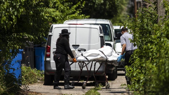 Lagi! Penembakan Terjadi di Chicago AS Police tape marks off a Chicago street as officers investigate the scene of a fatal shooting in the city's South Side on Tuesday, June 15, 2021. An argument in a house erupted into gunfire early Tuesday, police said. (AP Photo/Teresa Crawford)