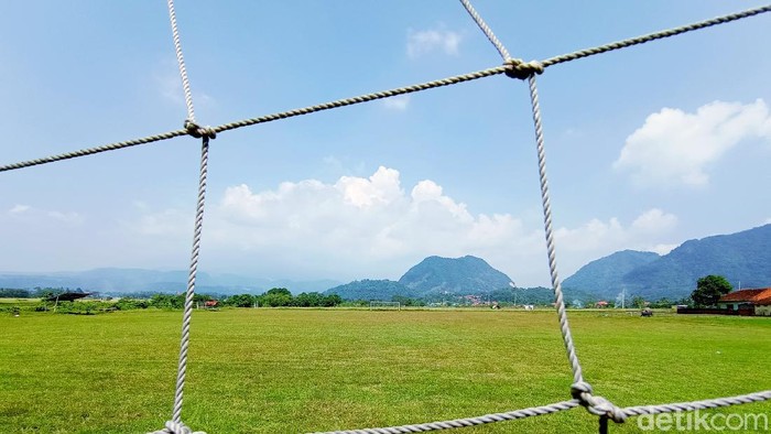 Lapangan sepakbola Desa Girinata, Kecamatan Dukupuntang, Kabupaten Cirebon, Jawa Barat ini punya pemandangan bukit yang menawan.