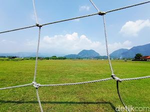 Lapangan Bola di Cirebon Ini Pemandangannya Menawan, Bikin Penasaran