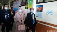 Larissa Chou pertama kali hadiri sidang cerai di Pengadilan Agama Cibinong, Rabu (16/6/2021) dengan didampingi pengacaranya, Chaerudin. Foto: Pingkan (detikHOT)