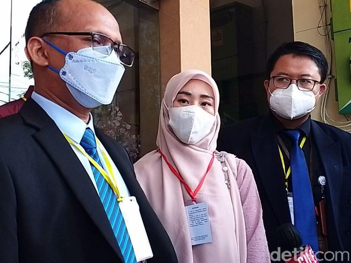 Larissa Chou Larissa Chou hadiri sidang cerai