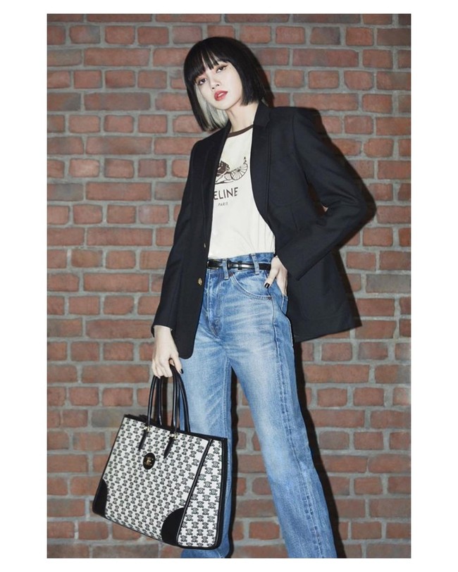 Gaya Lisa berikut juga bisa jadi inspirasi kamu memadukan blazer hitam yang klasik dan simpel dengan kaus dan celana jeans. Foto: Instagram Lisa Blackpink