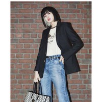 Gaya Lisa berikut juga bisa jadi inspirasi kamu memadukan blazer hitam yang klasik dan simpel dengan kaus dan celana jeans. Foto: Instagram Lisa Blackpink