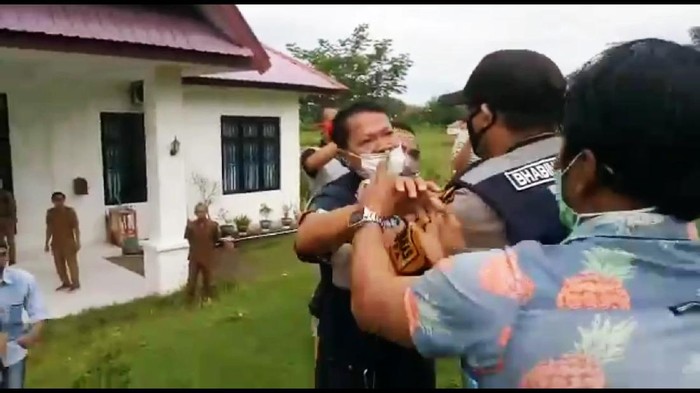 Mahasiswa polisikan oknum kades yang pukuli peserta demo di Sinjai, Sulsel