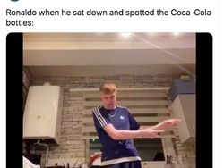 Meme Kocak Ronaldo Singkirkan Botol Coca Cola