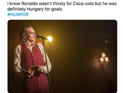Meme Kocak Ronaldo Singkirkan Botol Coca Cola