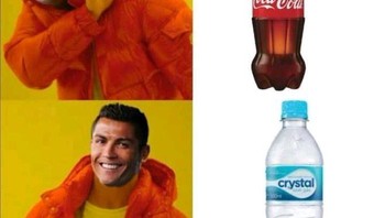 Meme Ronaldo menolak Coca Cola dan senang dengan air putih. Foto: Twitter