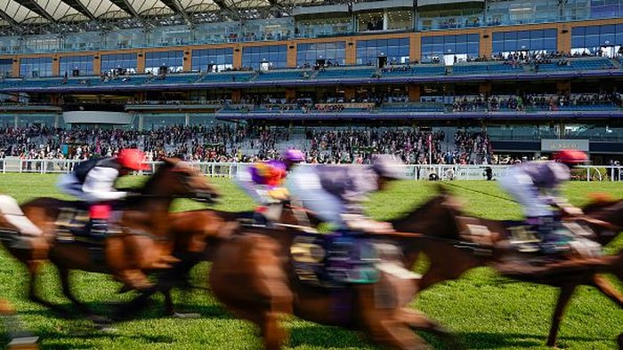 Mengenal Royal Ascot, Ajang Balap Kuda Tempat Fashionista Adu Gaya Royal Ascot merupakan acara balap kuda legendaris di Inggris. Kerap dihadiri kalangan elite, Royal Ascot juga jadi ajang para pencinta fashion adu gaya busana.