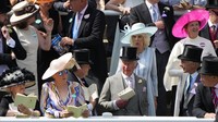 Digelar rutin sejak ratusan tahun silam, para tamu undangan yang menghadiri Royal Ascot berasal dari kalangan elite, termasuk keluarga Kerajaan Inggris. Pada Royal Ascot tahun ini, Pangeran Charles dan sang istri Camilla tampak menghadiri ajang balap kuda legendaris tersebut. AP Photo/Alastair Grant.