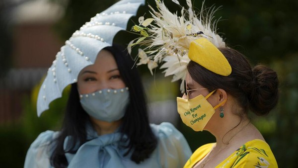 Selain dikenal sebagai salah satu ajang balap kuda tertua di dunia, Royal Ascot juga dikenal sebagai ajang tempat para pencinta fashion memamerkan kemampuan berbusana mereka. Tak hanya mengenakan pakaian yang cantik, para tamu undangan pun memakai beragam aksesoris unik. AP Photo/Alastair Grant. Selain dikenal sebagai salah satu ajang balap kuda tertua di dunia, Royal Ascot juga dikenal sebagai ajang tempat para pencinta fashion memamerkan kemampuan berbusana mereka. Tak hanya mengenakan pakaian yang cantik, para tamu undangan pun memakai beragam aksesoris unik. AP Photo/Alastair Grant.