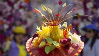 Seperti diketahui, sebagai salah satu kegiatan yang rutin dihadiri oleh keluarga kerajaan, para tamu undangan, khususnya perempuan diwajibkan mengenakan pakaian yang sopan dan memakai topi maupun headpieces berdasar lebar. AP Photo/Alastair Grant.