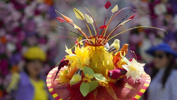 Seperti diketahui, sebagai salah satu kegiatan yang rutin dihadiri oleh keluarga kerajaan, para tamu undangan, khususnya perempuan diwajibkan mengenakan pakaian yang sopan dan memakai topi maupun headpieces berdasar lebar. AP Photo/Alastair Grant. Seperti diketahui, sebagai salah satu kegiatan yang rutin dihadiri oleh keluarga kerajaan, para tamu undangan, khususnya perempuan diwajibkan mengenakan pakaian yang sopan dan memakai topi maupun headpieces berdasar lebar. AP Photo/Alastair Grant.