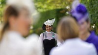 Ajang balap kuda yang berlangsung selama lima hari ini pun jadi salah satu kegiatan yang paling dinanti kalangan atas Inggris. Di acara tersebut mereka akan mengenakan pakaian dan aksesoris terbaik mereka untuk menghadiri Royal Ascot. AP Photo/Alastair Grant.  