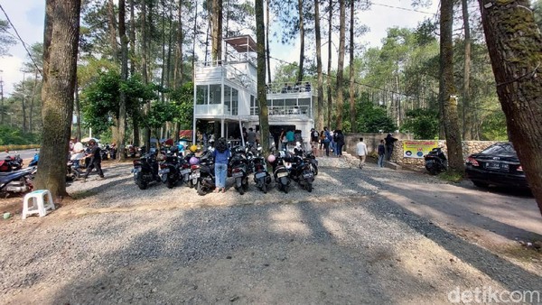 Posisinya pun sangat strategis, berada di Jalan Tangkuban Perahu yang sangat mudah dijangkau para pengunjung terutama generasi millenial penyuka senja dan kopi. Posisinya pun sangat strategis, berada di Jalan Tangkuban Perahu yang sangat mudah dijangkau para pengunjung terutama generasi millenial penyuka senja dan kopi.