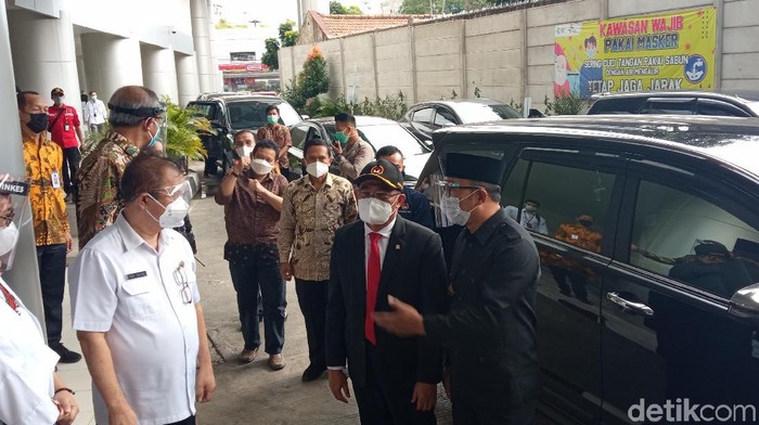 Menko PMK Muhadji Effendy bersama Ridwan Kamil di RSKIA Bandung.