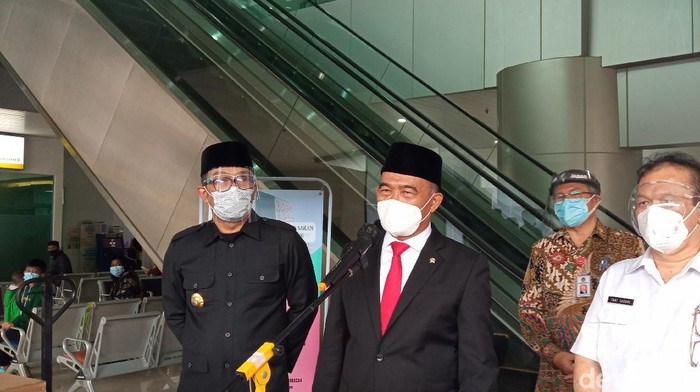 Menko PMK Muhadjir Effendy mengecek penanganan ibu hamil positif Corona di RSKIA Bandung