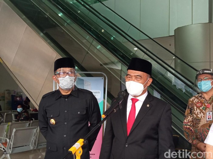 Menko PMK Muhadjir Effendy mengecek penanganan ibu hamil positif Corona di RSKIA Bandung