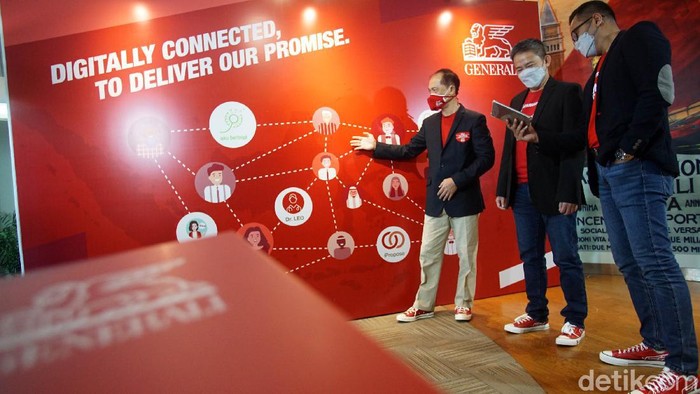 Tahun 2020, Generali Indonesia berhasil membukukan laba sebelum pajak sebesar Rp263,6 miliar. Ini juga merupakan rekor baru dan tertinggi sejak Generali beroperasi. Hadir Chief Executive Officer PT Asuransi  Jiwa Generali Indonesia (Generali Indonesia) Edy Tuhirman (tengah), berbincang dengan Chief Agency Officer, Sastradinata (kiri), dan  Chief Legal & Compliance, Arry B Wibowo sebelum memberikan penjelasan mengenai kinerja Generali Indonesia di Jakarta, Rabu (16/6).