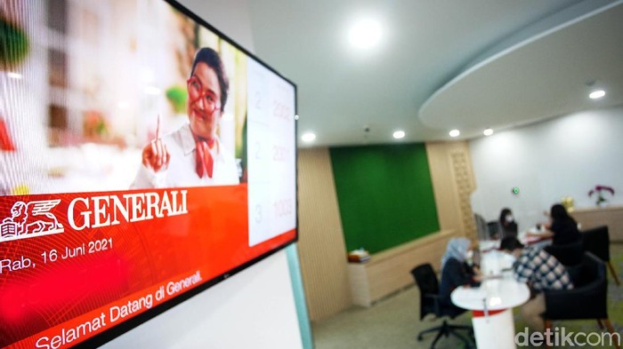 Meski Pandemi, Generali Catatkan Rekor Laba Tertinggi Tahun 2020, Generali Indonesia berhasil membukukan laba sebelum pajak sebesar Rp263,6 miliar. Ini juga merupakan rekor baru dan tertinggi sejak Generali beroperasi. Hadir Chief Executive Officer PT Asuransi Jiwa Generali Indonesia (Generali Indonesia) Edy Tuhirman (tengah), berbincang dengan Chief Agency Officer, Sastradinata (kiri), dan Chief Legal & Compliance, Arry B Wibowo sebelum memberikan penjelasan mengenai kinerja Generali Indonesia di Jakarta, Rabu (16/6).