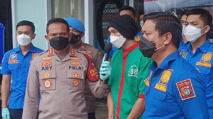 Momen Anji berbaju tahanan