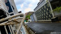 Mural batik ini membentang di sepanjang Jalan Mayang 1.